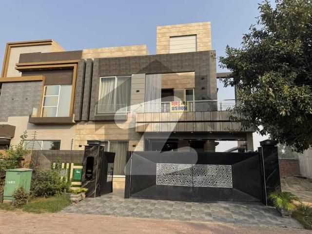 10 Marla New House Available For Sale In Bahria Town Lahore