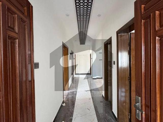 10 Marla Non Furnished House Available For Rent In EE Block