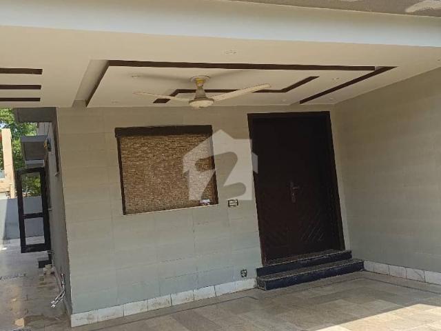 10 Marla Owner build Solid construction House Available F Sale