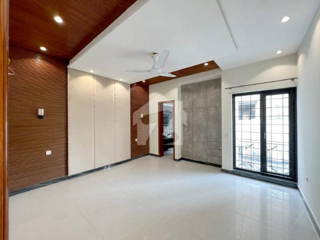 10 Marla Park Facing Next to Corner Full Basement Used House For Sale in Lake City Sector M 2A