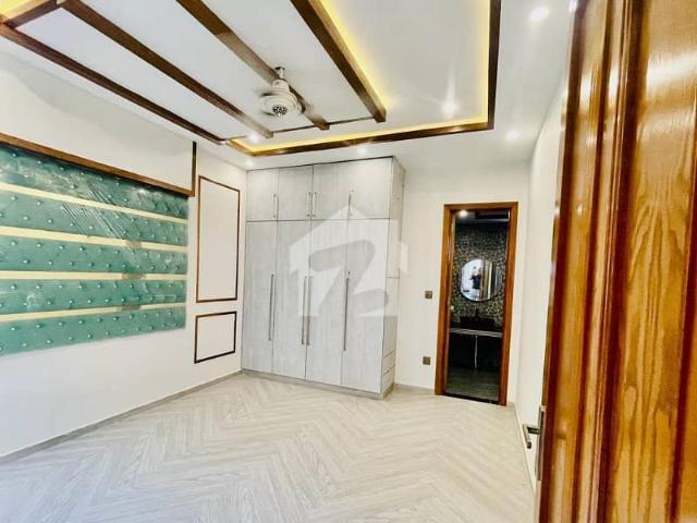 10 marla portion for rent in paragon city lahore