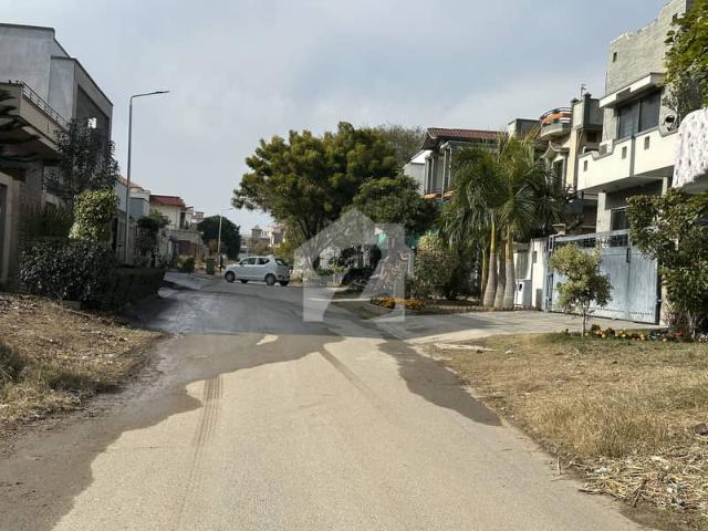 10 Marla Plot For Sale