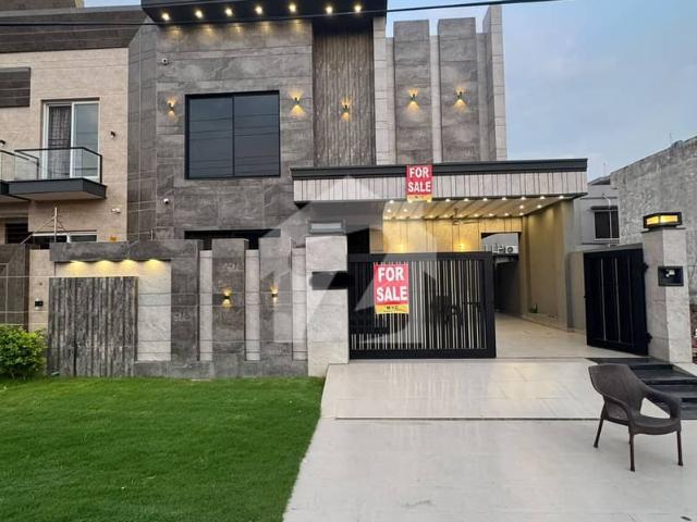 10 Marla Prime Location Designer'S Double Storey House For Sale On 80 Feet Road In Central Park Lahore
