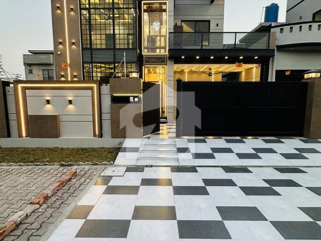 10 Marla Prime Location House For Sale