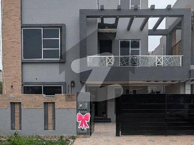 10 Marla Renovated Luxury House For Rent in Bahria Town Lhr