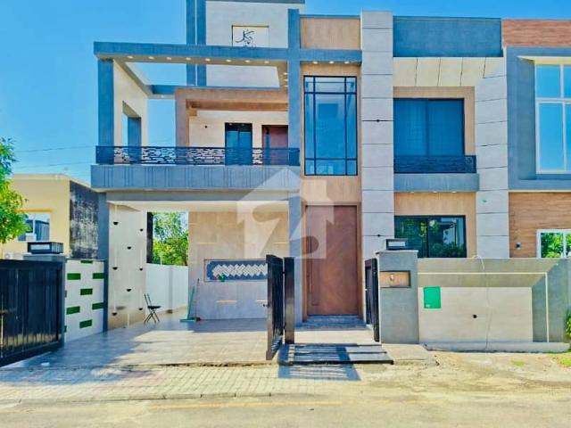 10 Marla Residential House For Sale In Tauheed Block, Nearby Commercial Market, School, Mosuqe And Health Care Canter