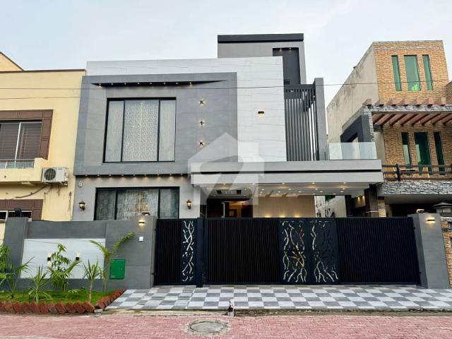 10 Marla Residential House For Sale In Ghaznavi Block, Nearby Commercial Market, School, Mosuqe and Health Care Canter