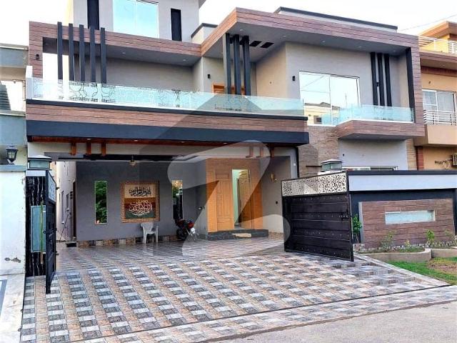 10 Marla Slightly used House For Sale at Prime Location Near Park Commecial