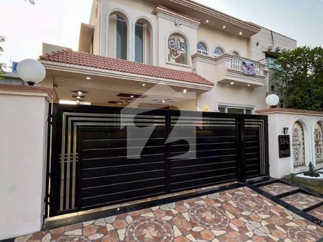 10 Marla Slightly Used House For Sale In Phase 8 DHA LAHORE