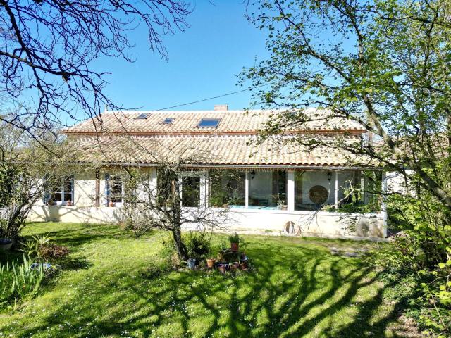 10 minutes d’Eymet Propriété de caractère avec dépendances. 215m² Eymet