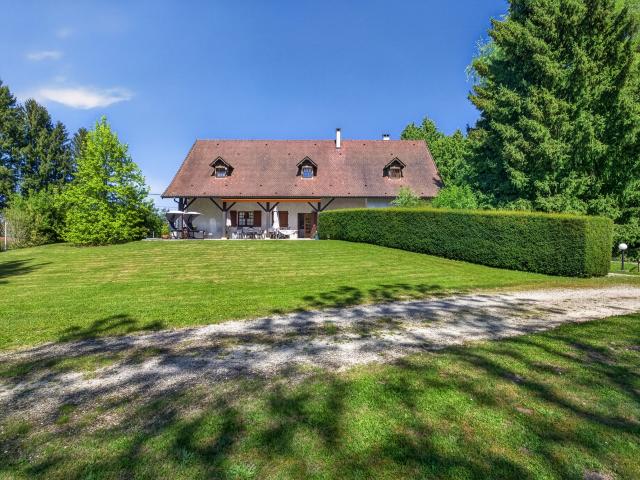 10 minutes de La Tour Du Pin Maison Bourgeoise de 1980 420 m2 16.400m2 de terrain