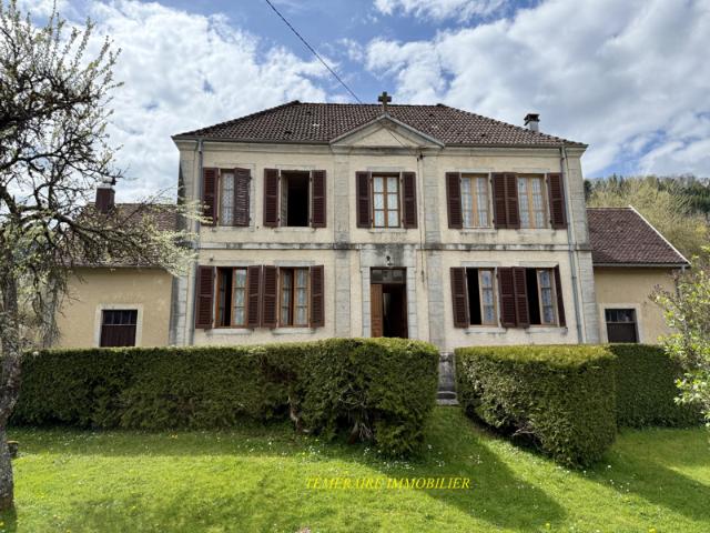 10 min de Champagnole Les Nans Situé au centre du villag
