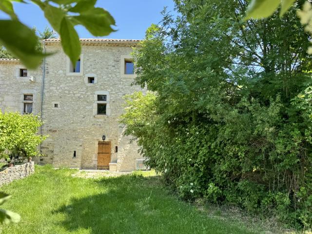10 MIN DE DIEULEFIT MAISON VILLAGE JARDIN ET CAVE