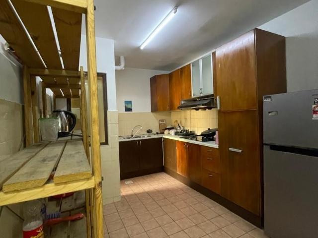 10 mins walks to Dataran Sunway, walking distance to MRT Surian, 2 Station to One Utama Middle room with A/C for rent