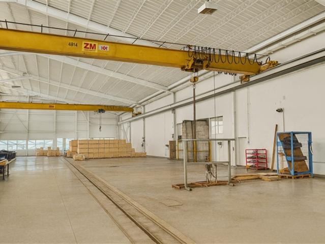 Vermietung von 180 bis 8500 m² HALLES  BÜROS  Nackter und ÜBERDACHTER LAND auf Industriegeländen