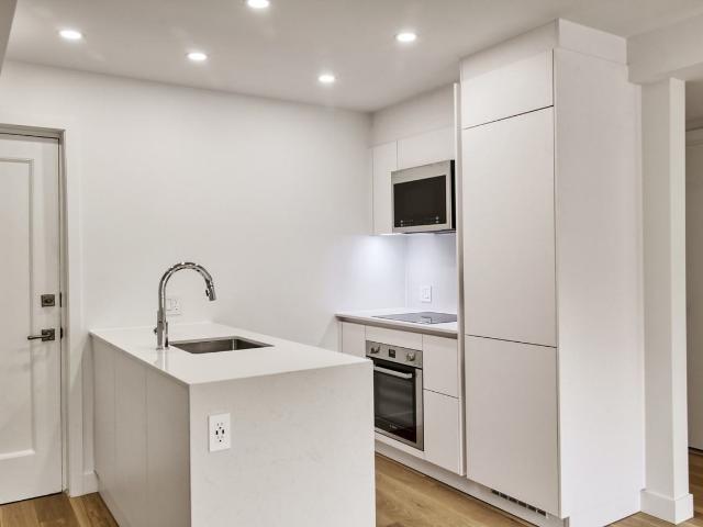 10 Rosemount Avenue 1 Bedroom Apartment for Rent at 10 Av Rosemount, Westmount, QC H3Y 3K4