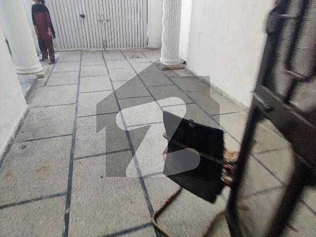 10marla full house available for rent in model town