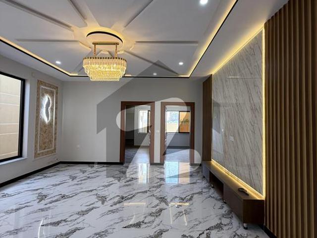 10Marla Luxury House For Sale In Regi Model Town