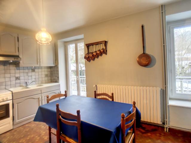 10MN ISSOIRE 35MN CLERMONT SUD Maison habitable de suite avec balcon et garage