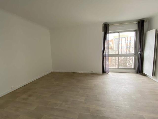 10ème COLONEL FABIEN / RUE LOUIS BLANC: studio en parfait é