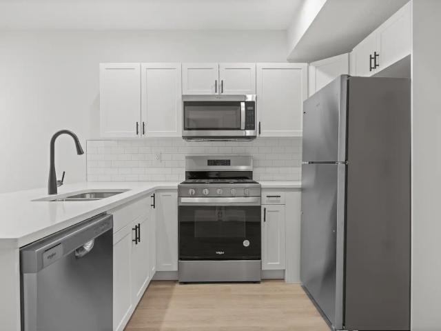 11046 122 St