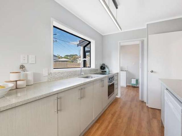 1/107 Santiago Crescent, Unsworth Heights, North Shore City