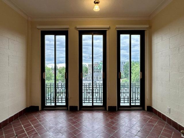 1120 Av. Bernard, Montréal Outremont, QC H2V