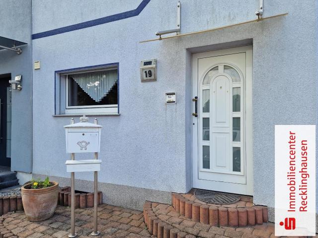 11429 Modernisiertes Einfamilienhaus RMH mit Garage