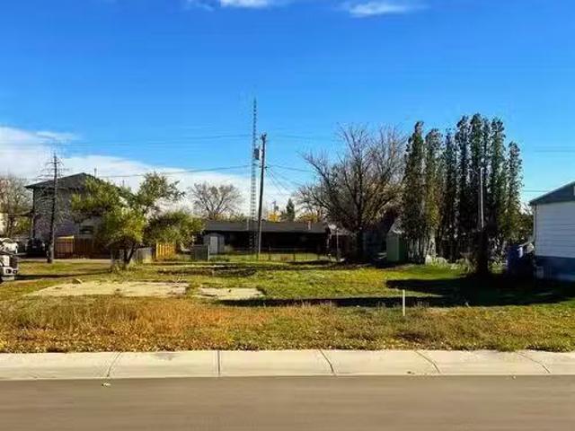 114 2 Street Ne, Redcliff, AB, T0J 2P0 vacant land for sale.