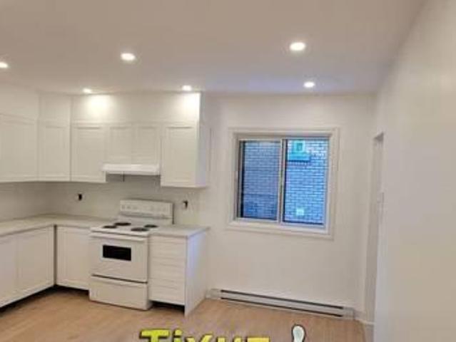 115 Rue de Beauharnois Ouest Montréal QC H2N 1J7 1 Bedroom Apartment for 1125 month