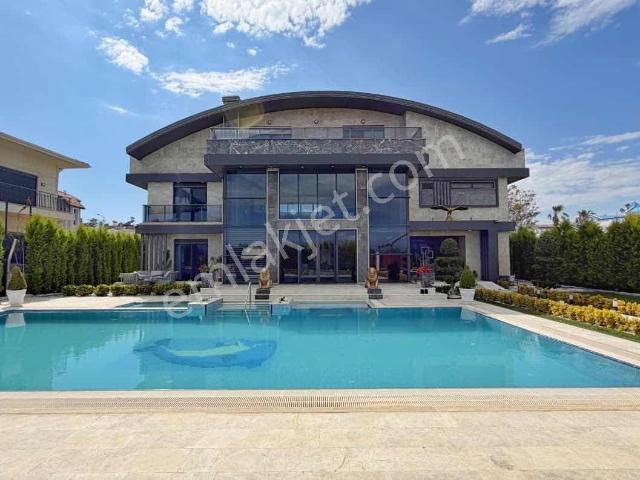 1162 M² Arsa | 550 M² 7+2 Loft Mimari | Isıtmalı Havuzlu Villa