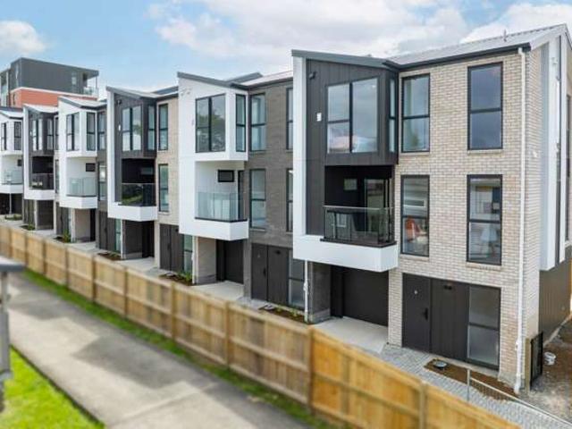 1/16 Binsted Road, New Lynn, Waitakere City