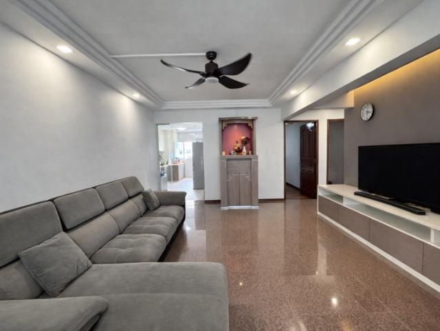 119 Bukit Batok West Avenue 6 HDB Apartment For Sale, $638,000, 3 Bed 2 Bath 1,130 sqft $565.00 psf