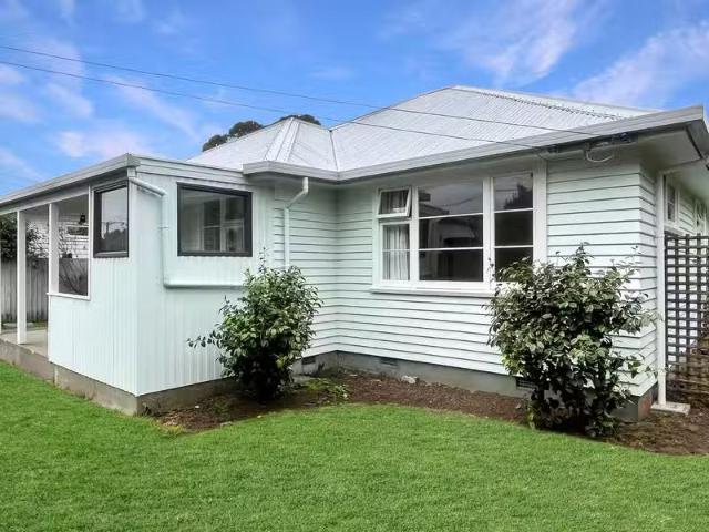 11 Van Asch Street, Sumner, NZ 8081 House for Rent