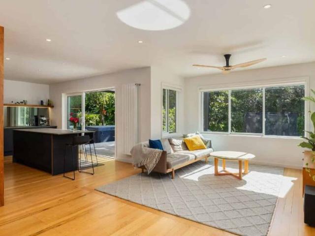 11 Westbourne Road, Murrays Bay