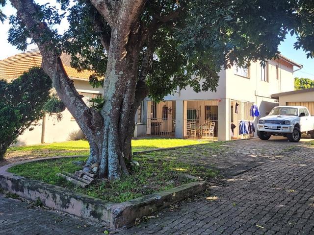 11 Bedroom House For Sale in Manaba Beach