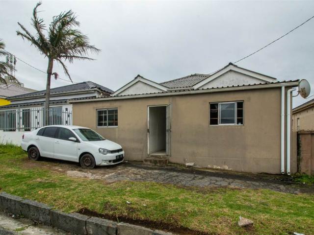 11 Bedroom House in Quigney