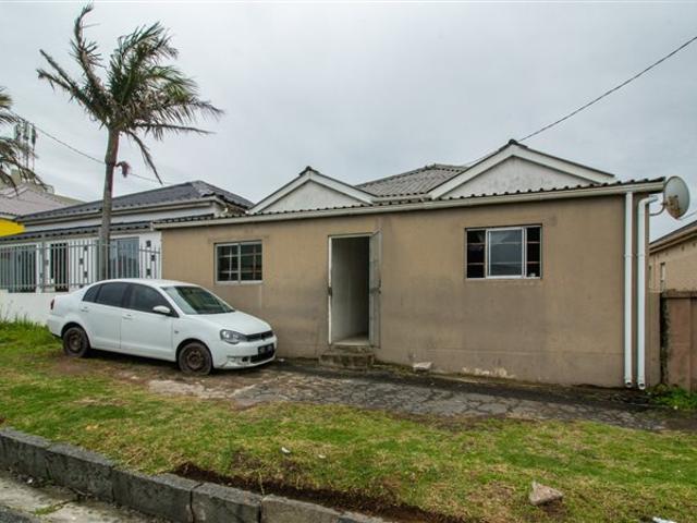 11 Bedroom House in Quigney
