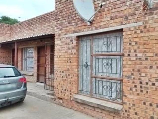 11 Bedroom House in Roodewal