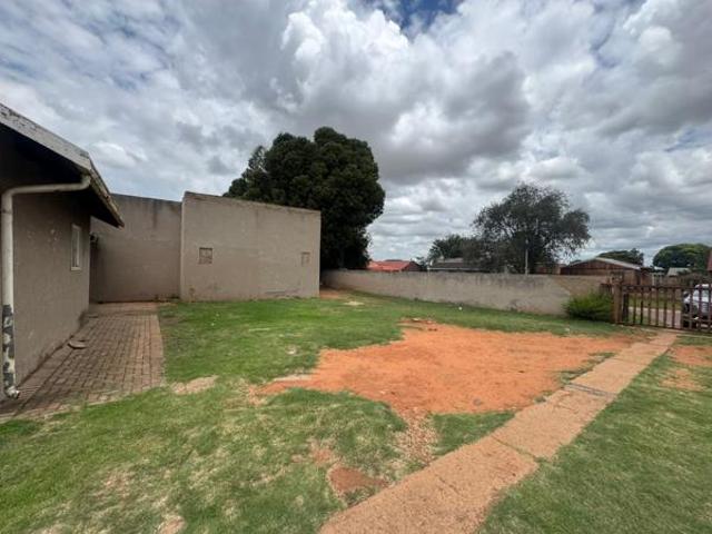 11 Bedroom House in Tasbet Park