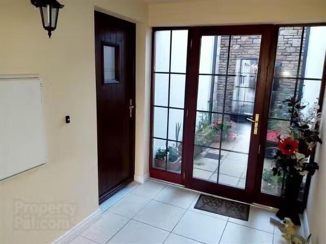 11 Broomhill Courtyard