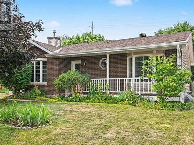 11 Maple Drive, Arnprior, ON, K7S 3V3 house for lease | Listing ID X13575 | Royal LePage