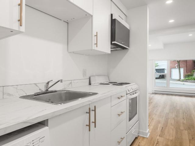 11 Merton Street Studio Apartment for Rent at 11 Merton St, Ottawa, ON K1Y 1V4 Hintonburg