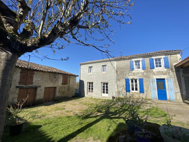 11KM GARE TGV ANGOULEME: ancien corps de ferme en partie rénové avec jardin