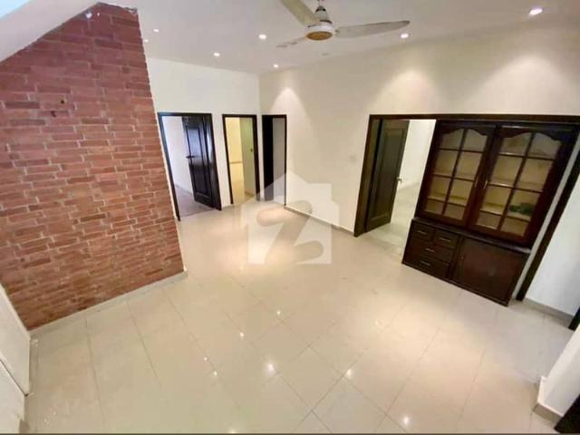 1200 Sq Yd Street Corner House For Sale