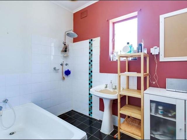 Cozy 2 Bedroom Home in Royal Park!