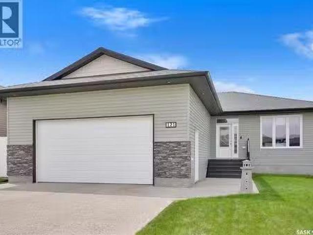 121 Everton Crescent, Moose Jaw, SK, S6K 0A3 house for sale.