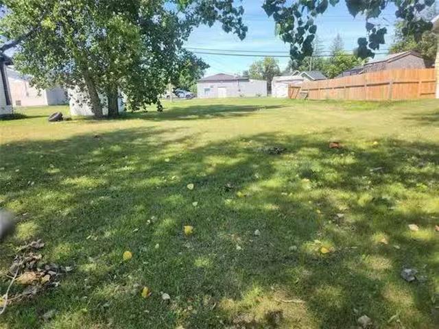 121 North Railway Street E, Macgregor, MB, R0H 0R0 vacant la.