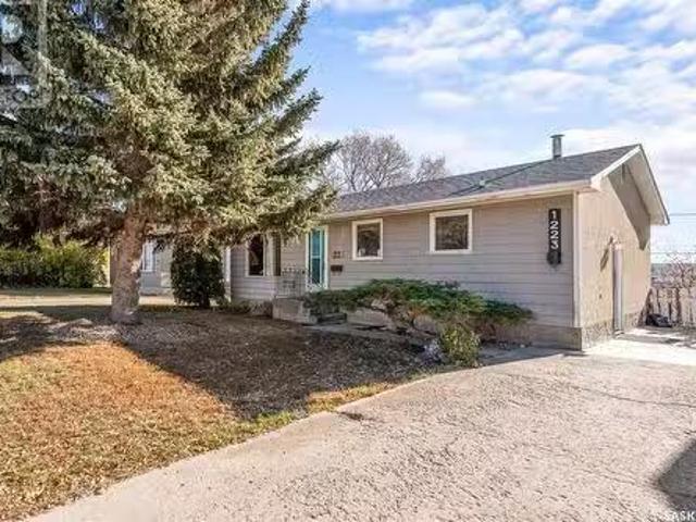 1223 Athabasca Street W, Moose Jaw, SK, S6H 6C7 house for sa.