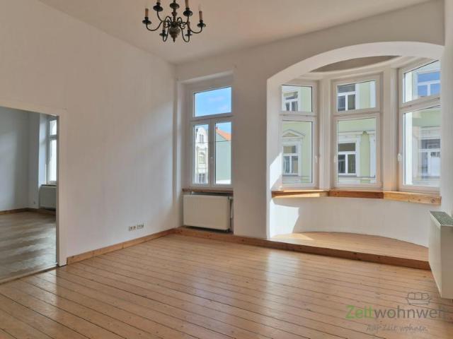 12403_01 MGN: helle 2 Raum Wohnung mit Parkett, Holzdielung, Stuckdecken, Balkon und Einbauküche in der Innenstadt